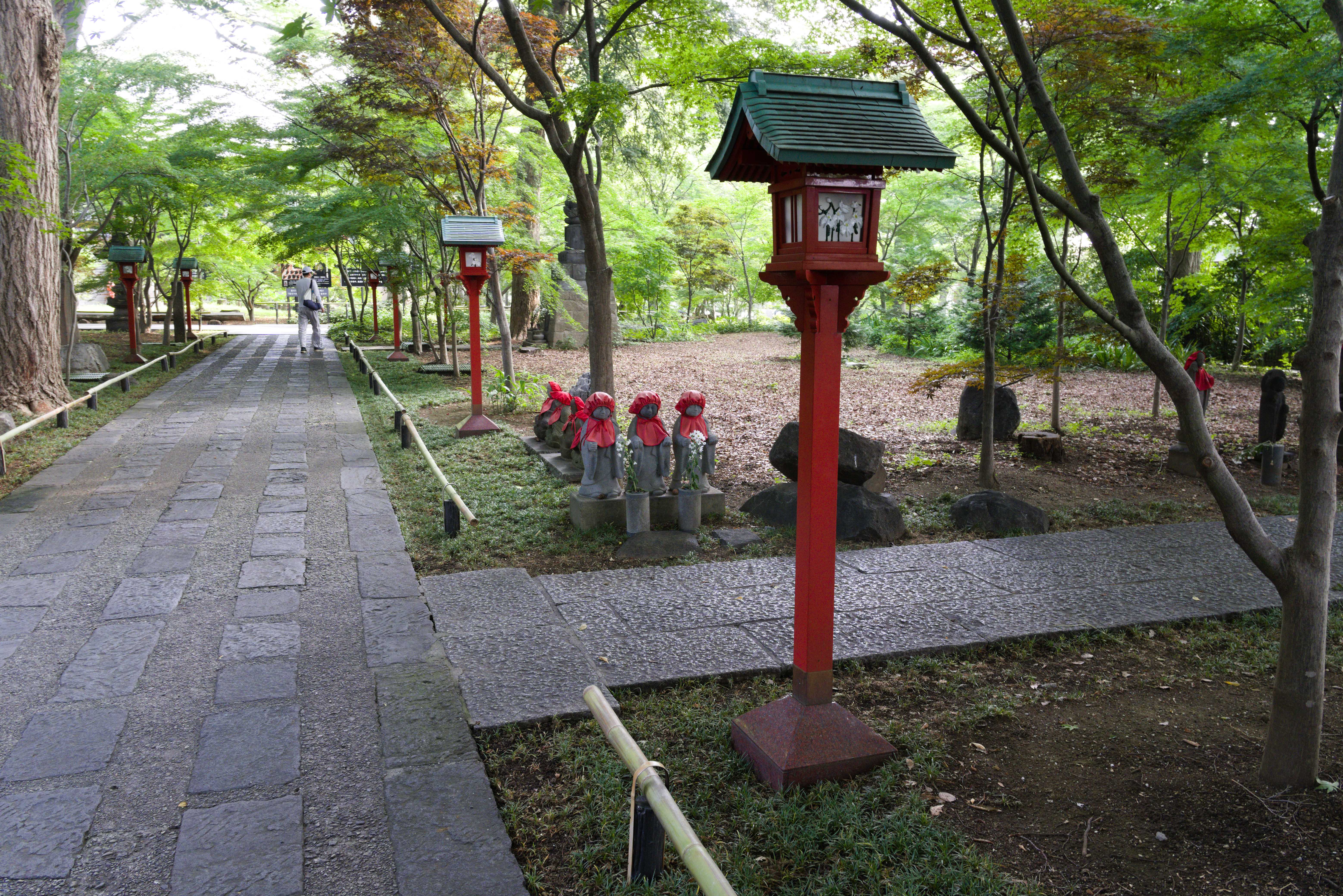 Small statues in Kuhombutsu temple.